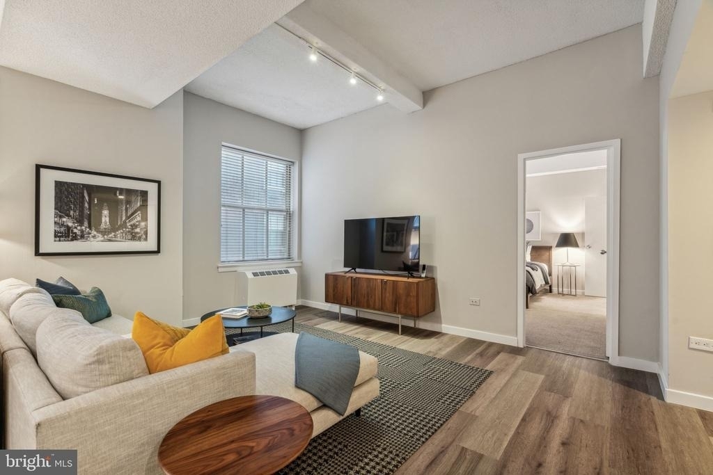 875 Sansom Street - Photo 2