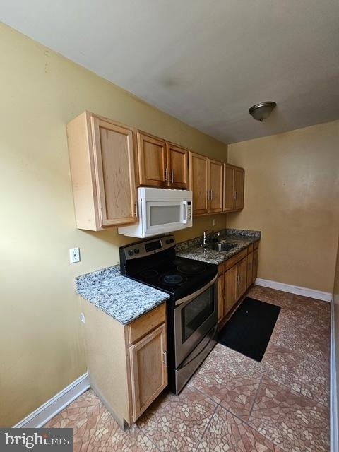 240 W Glenwood Avenue - Photo 0