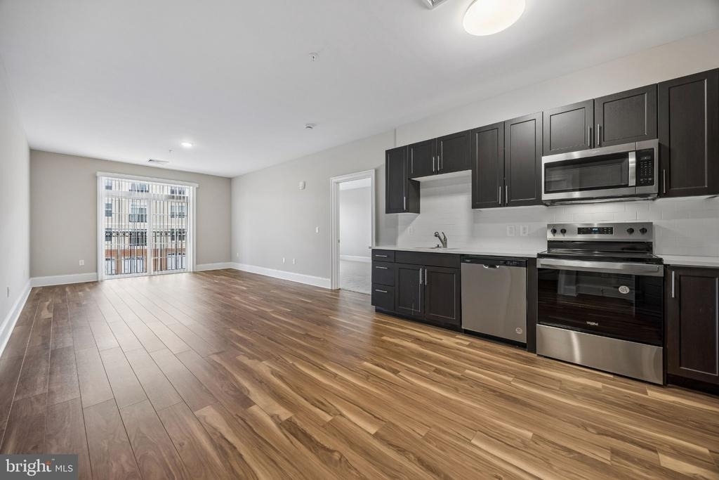 1100 Crescent Way - Photo 0