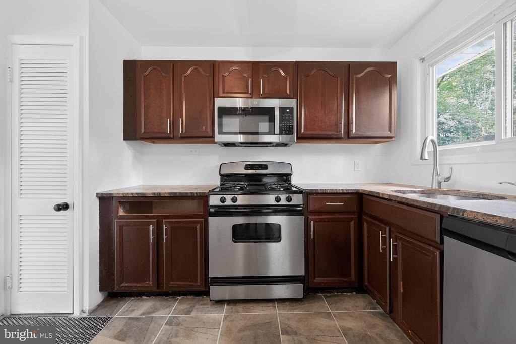 1700 Jarvis Avenue - Photo 2