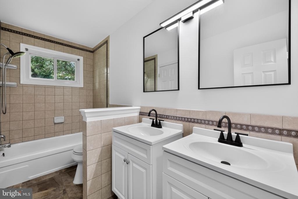 1700 Jarvis Avenue - Photo 6