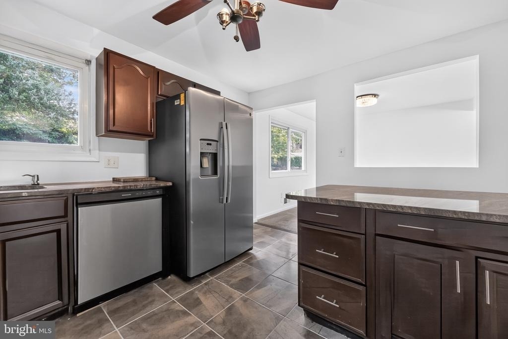 1700 Jarvis Avenue - Photo 4