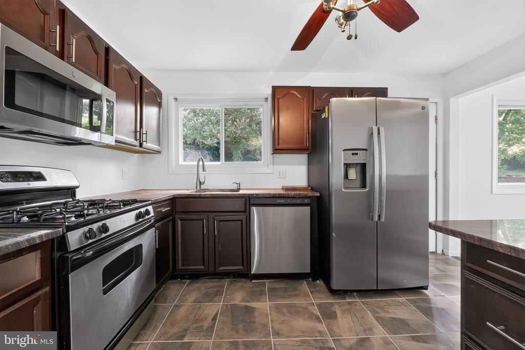 1700 Jarvis Avenue - Photo 3