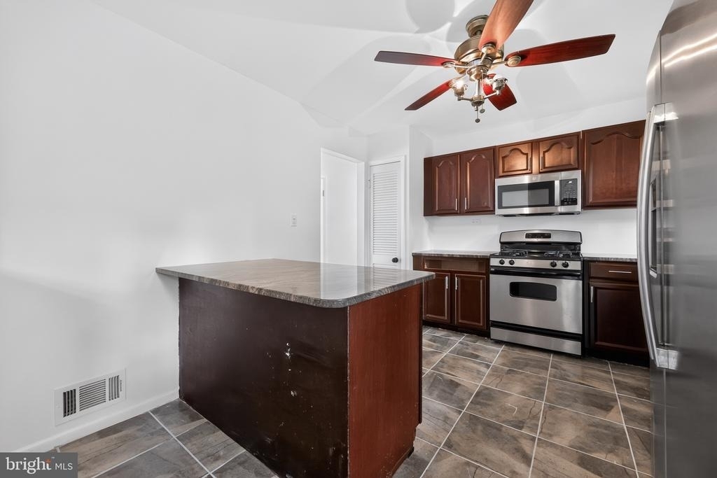 1700 Jarvis Avenue - Photo 5