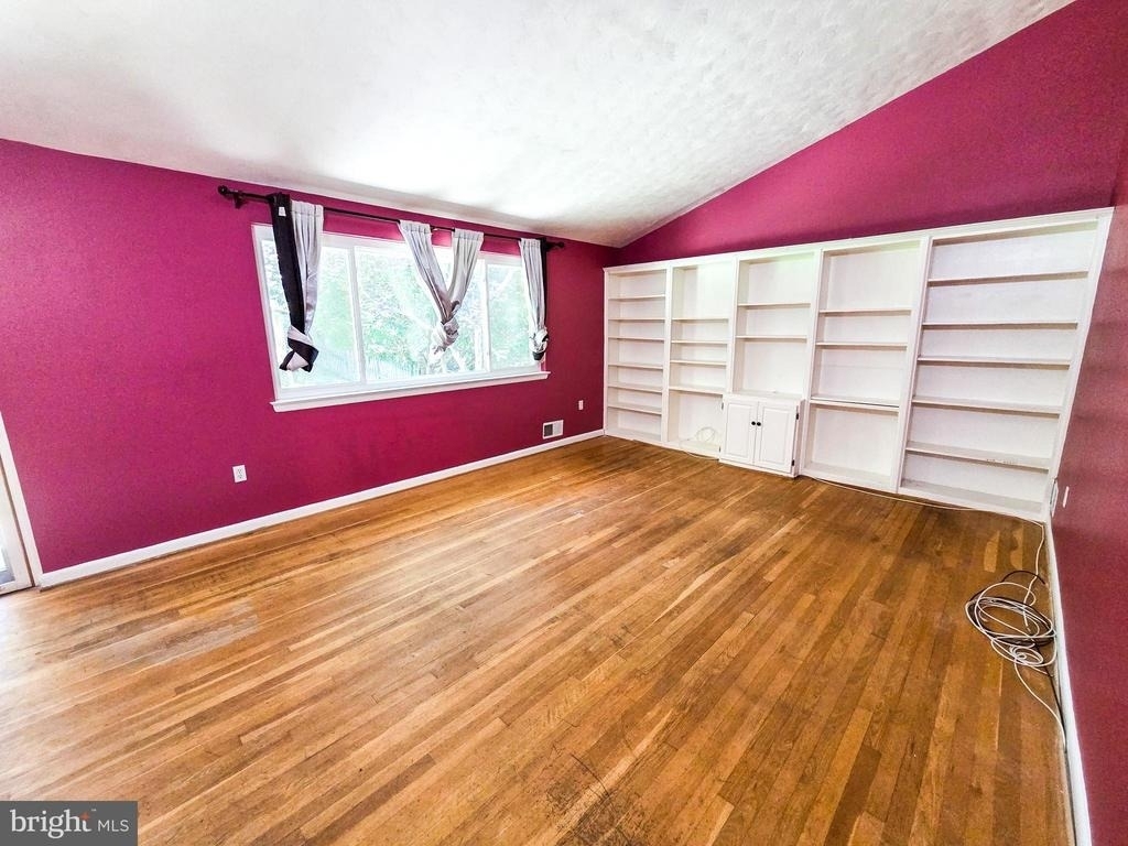 305 Hillsboro Drive - Photo 8