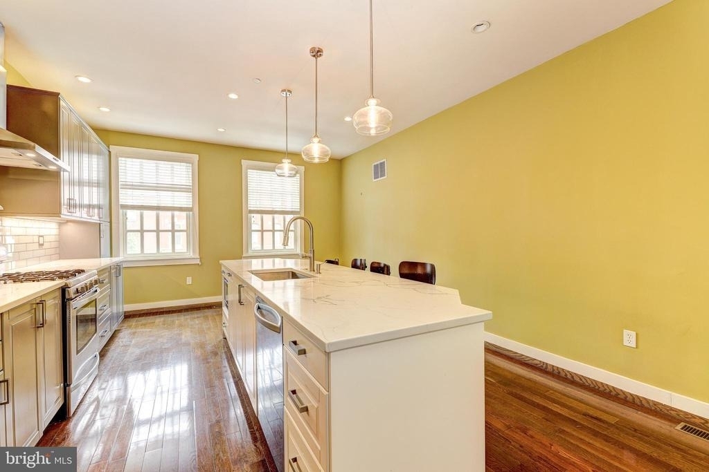 1724 Fleet Street - Photo 8