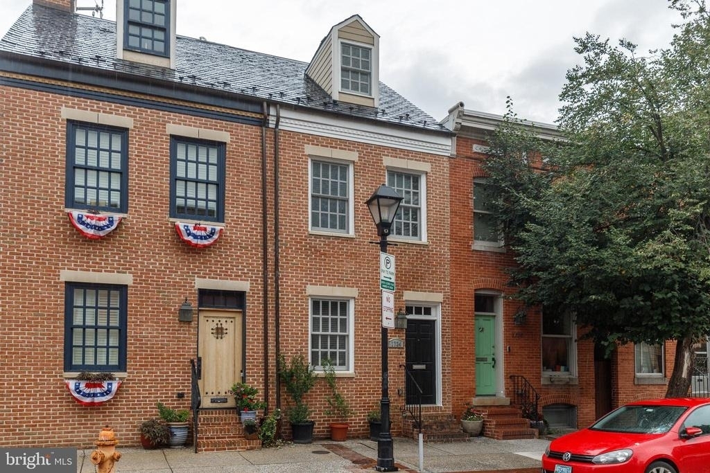 1724 Fleet Street - Photo 0