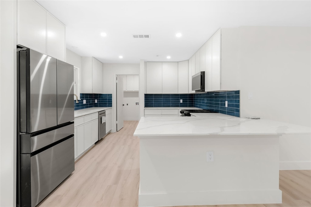1403 Creekview Dr - Photo 3