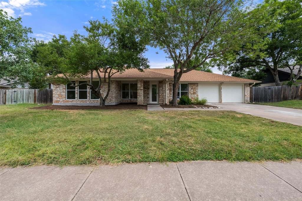 1403 Creekview Dr - Photo 1