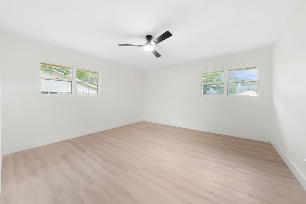 1403 Creekview Dr - Photo 12