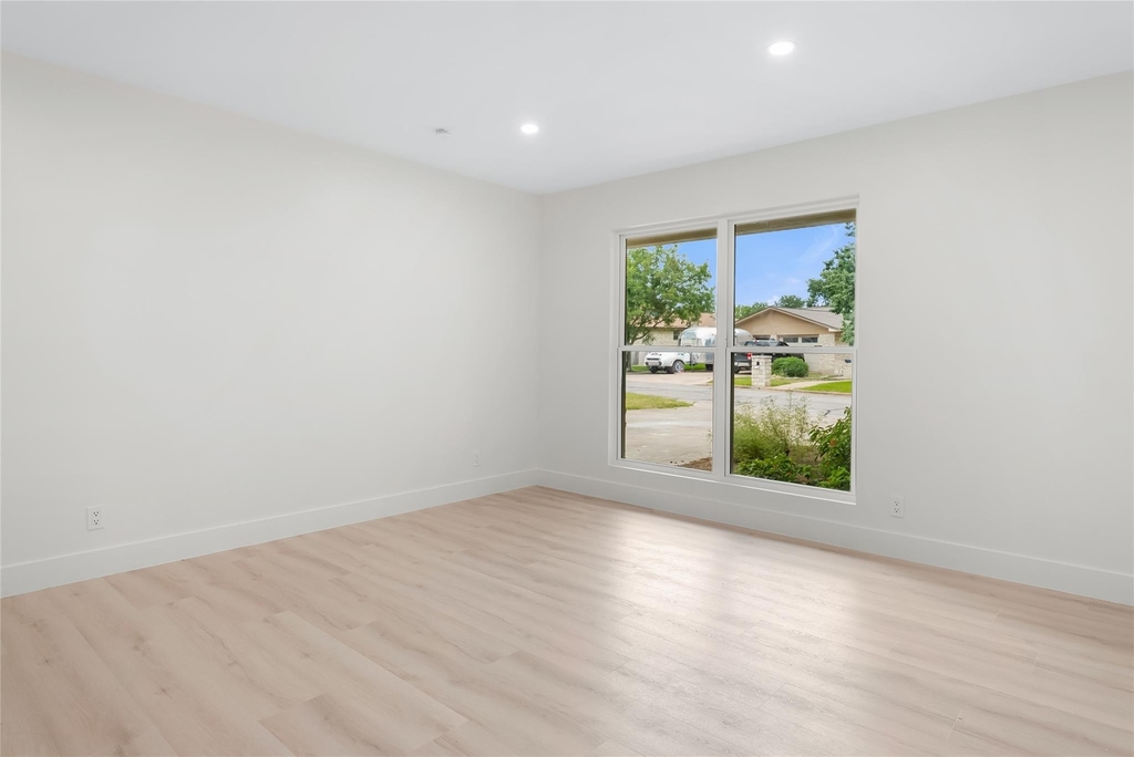 1403 Creekview Dr - Photo 8