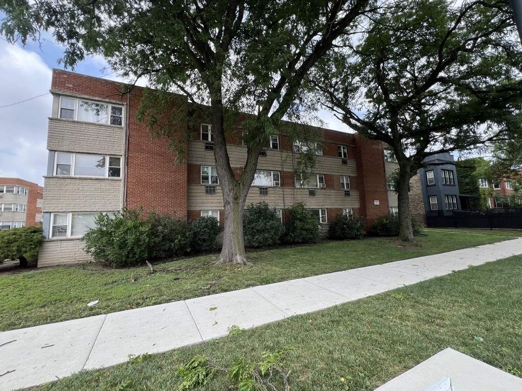 2400 W Balmoral Avenue - Photo 1