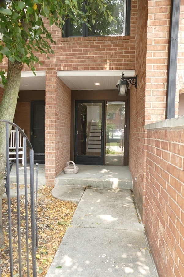 19w270 Governors Trail - Photo 1