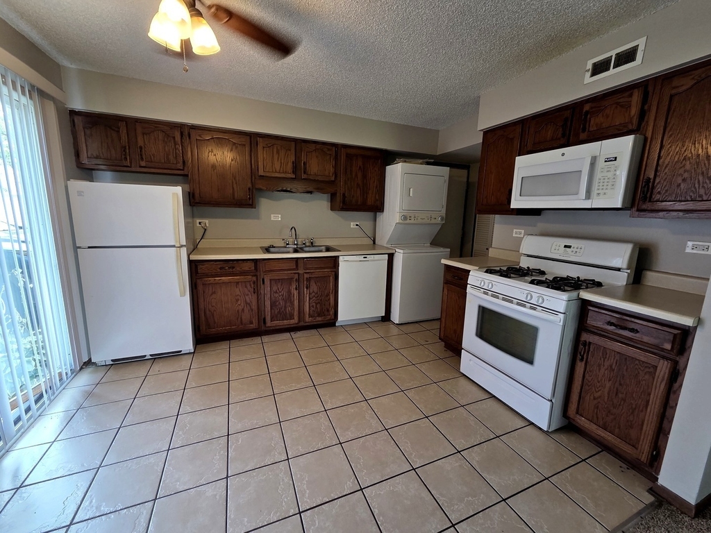 321 Joan Court - Photo 2