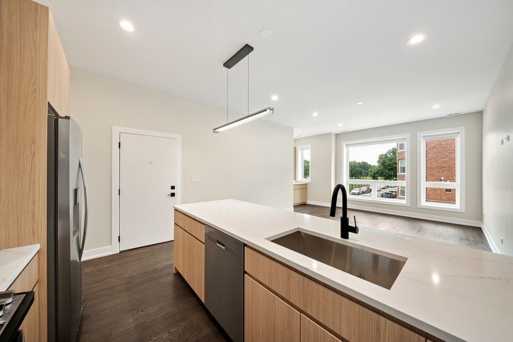 408 E 50th Place - Photo 4