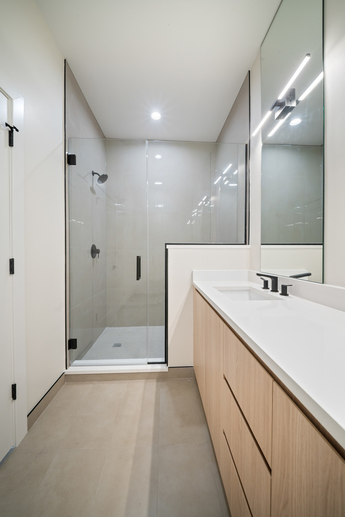 408 E 50th Place - Photo 11