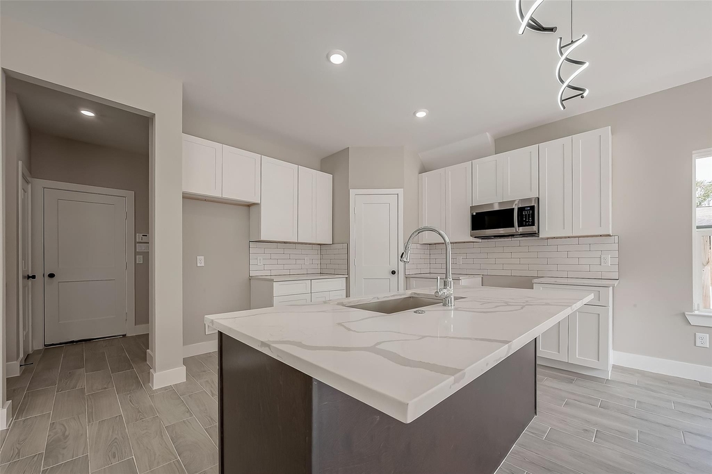8128 Chateau Street - Photo 2