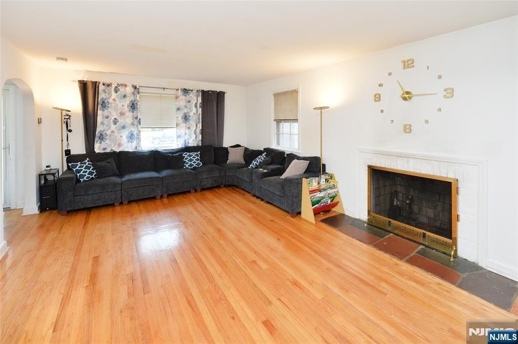 968-972 Byron - Photo 1