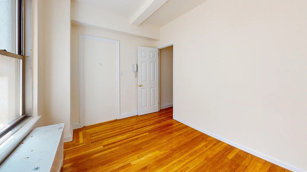 East 38th Street - Photo 11