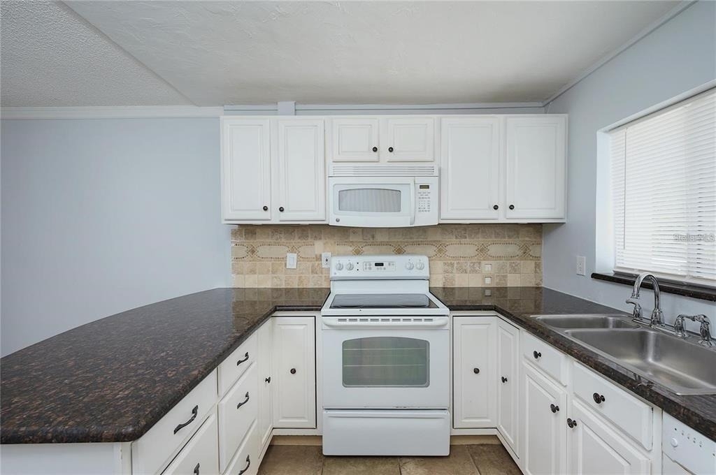 2608 Hidden Lake Drive N - Photo 7