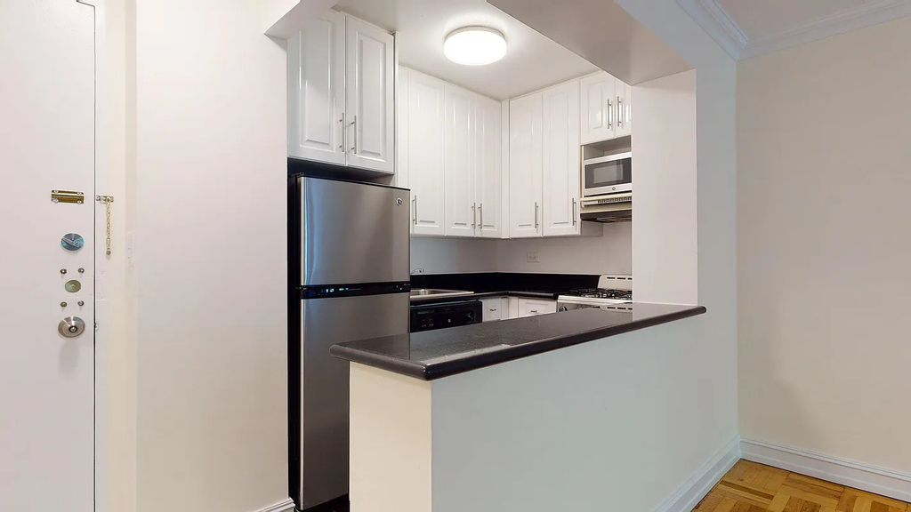 305 West 13th Street - Photo 3