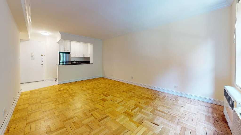 305 West 13th Street - Photo 2