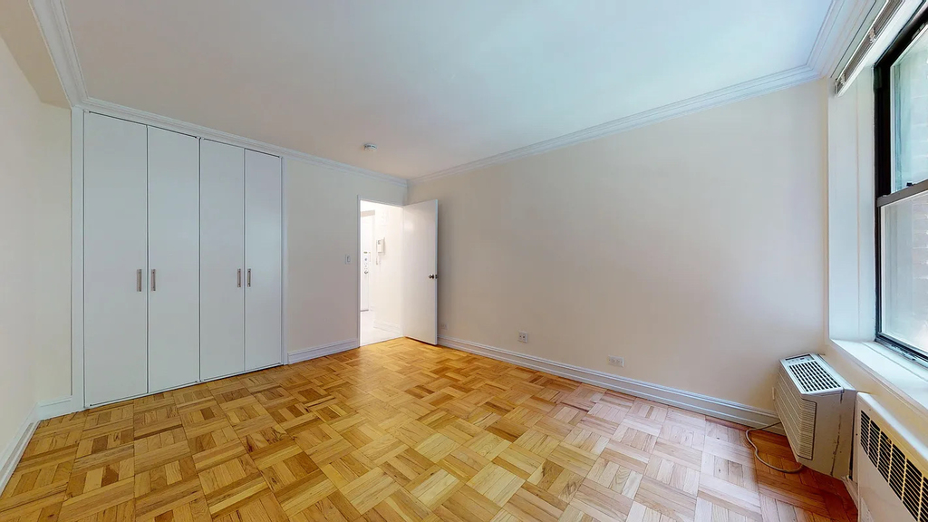 305 West 13th Street - Photo 6