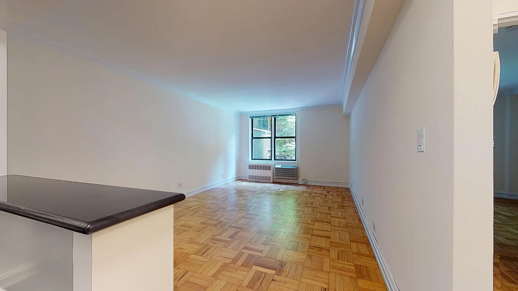 305 West 13th Street - Photo 1