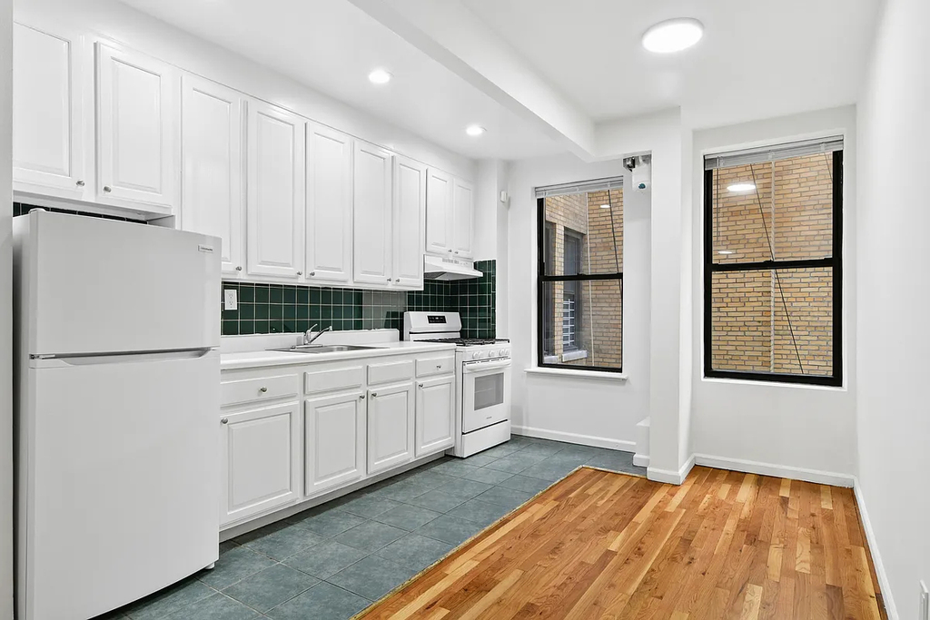 920 Riverside Drive - Photo 0