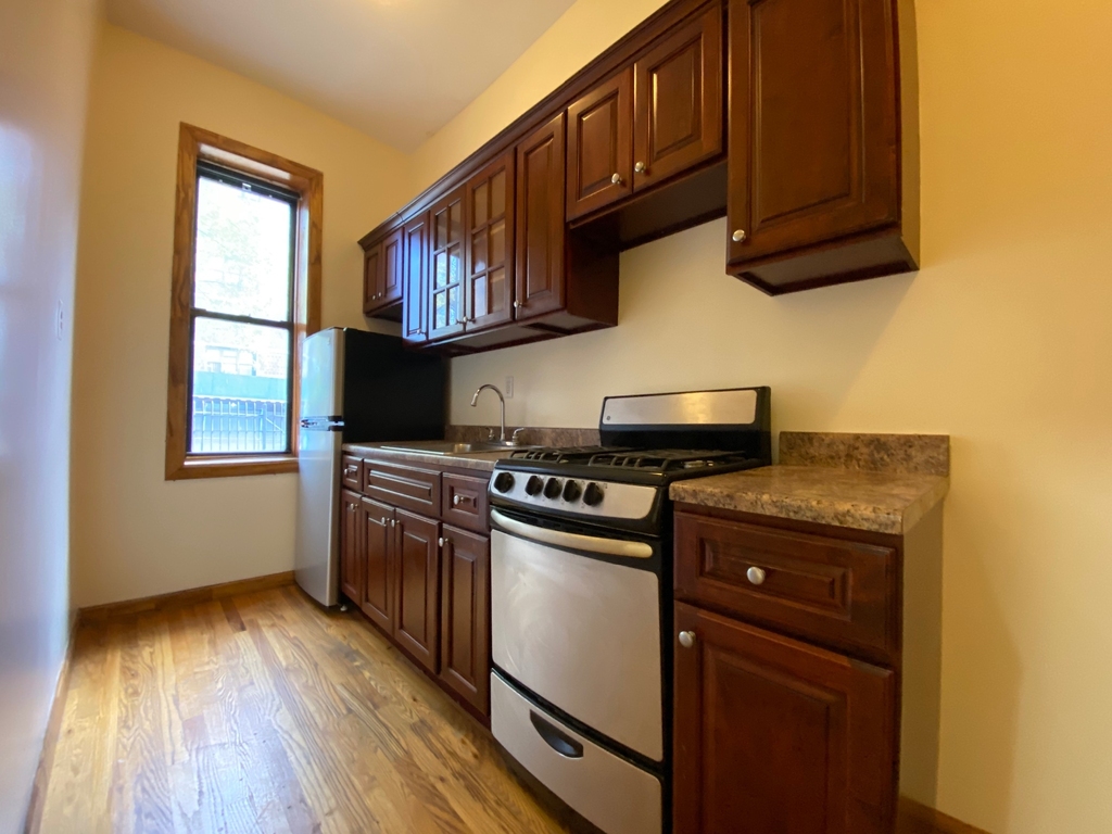 126 Graham Avenue - Photo 2