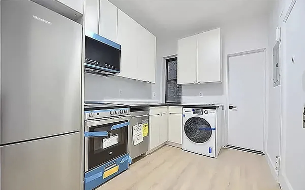 446 West 55th Street - Photo 1