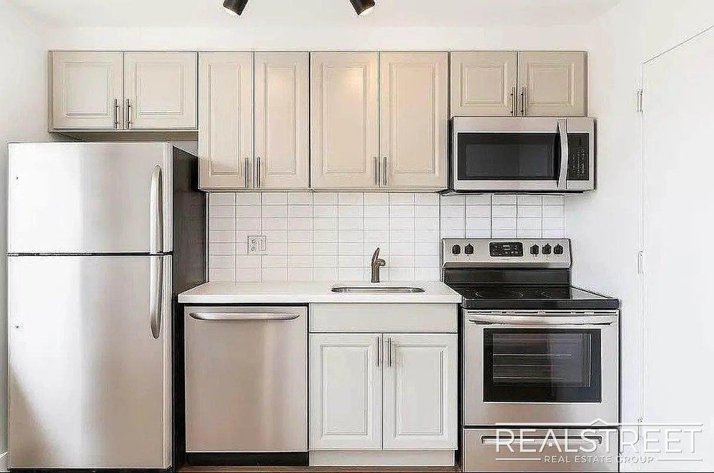 286 Stanhope Street - Photo 1