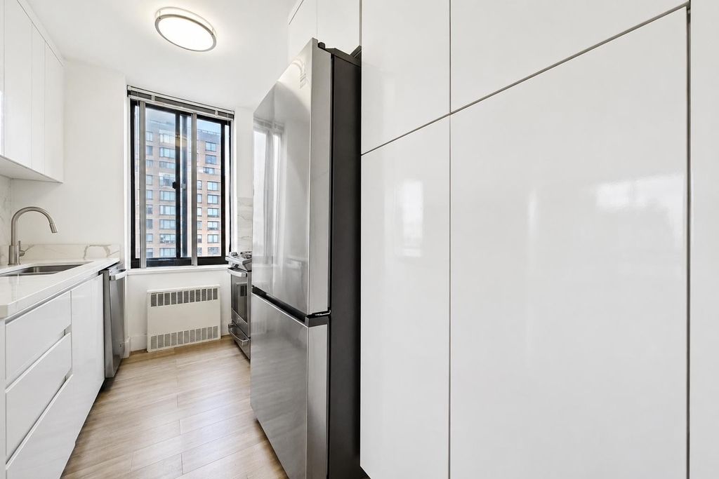 1735 York Avenue - Photo 5
