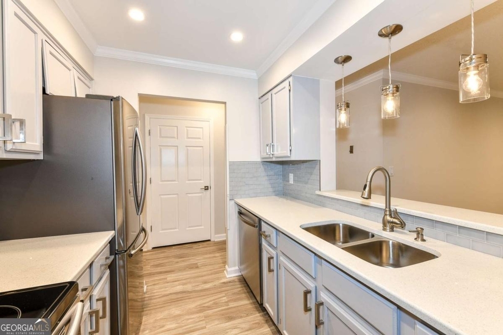 300 Johnson Ferry Road - Photo 3
