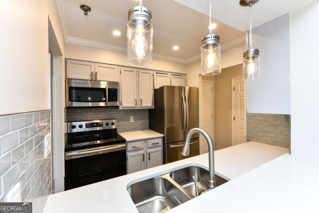 300 Johnson Ferry Road - Photo 2