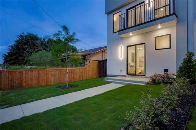 2313 S Vernon Avenue - Photo 2