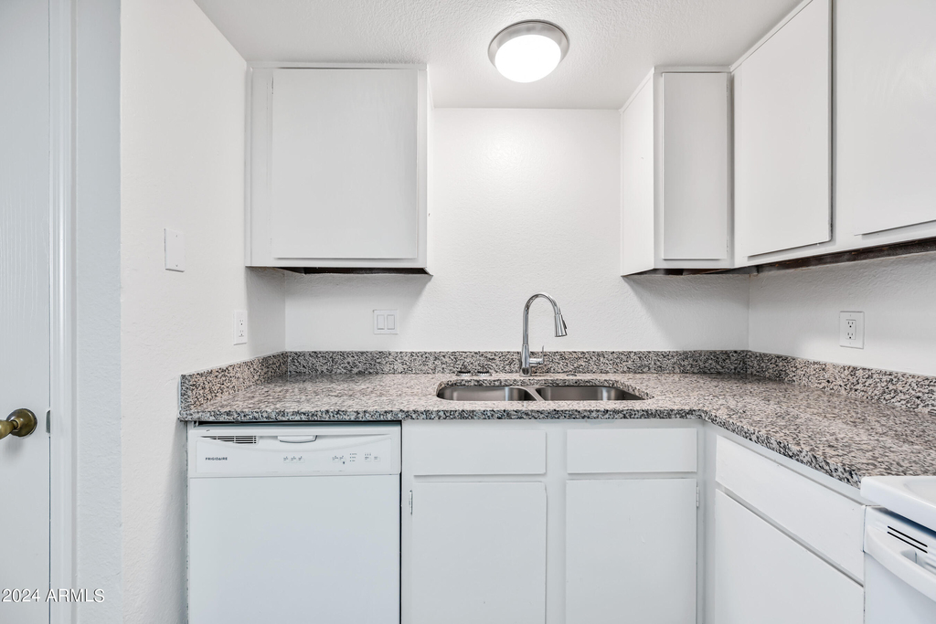 436 W Clark Street - Photo 6