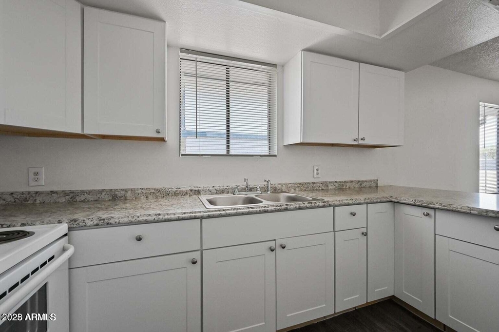 717 E Roeser Road - Photo 8
