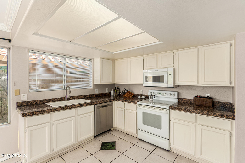 3223 E Poinsettia Drive - Photo 13