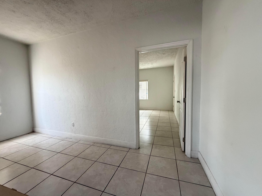 313 N Krome Avenue - Photo 10