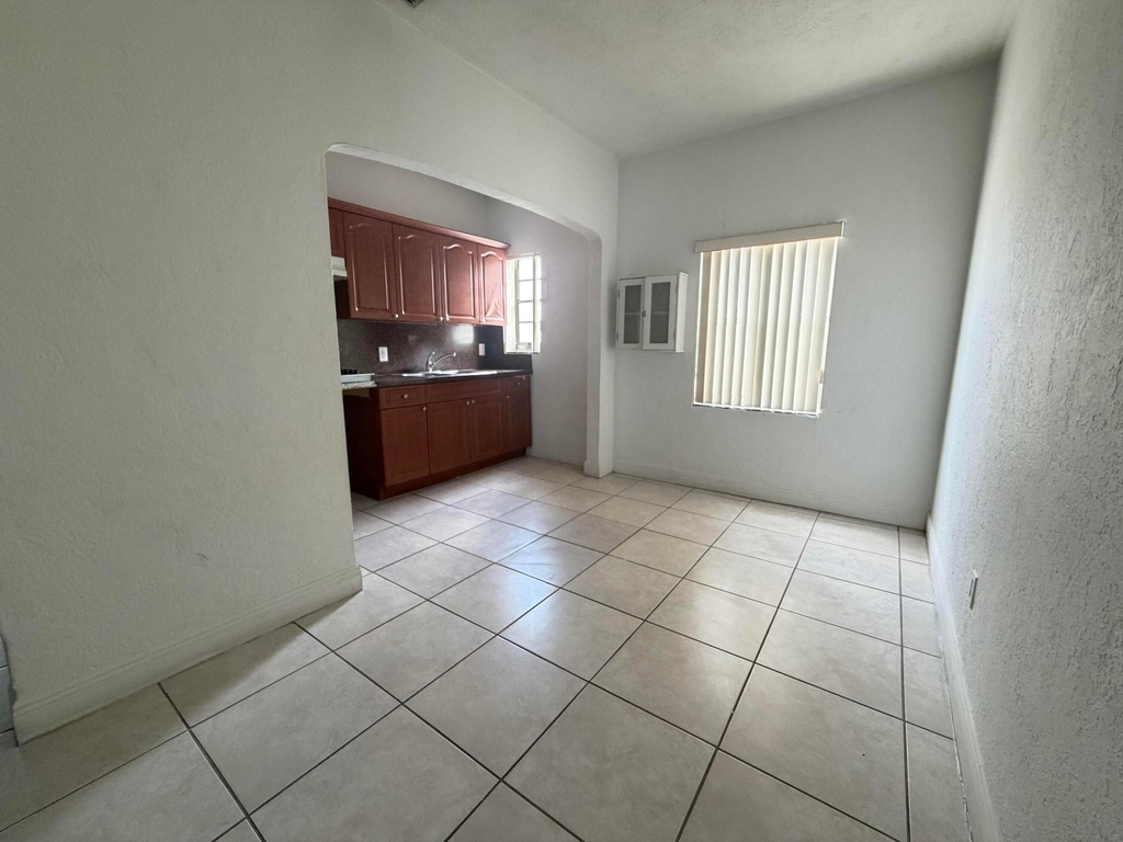 313 N Krome Avenue - Photo 3