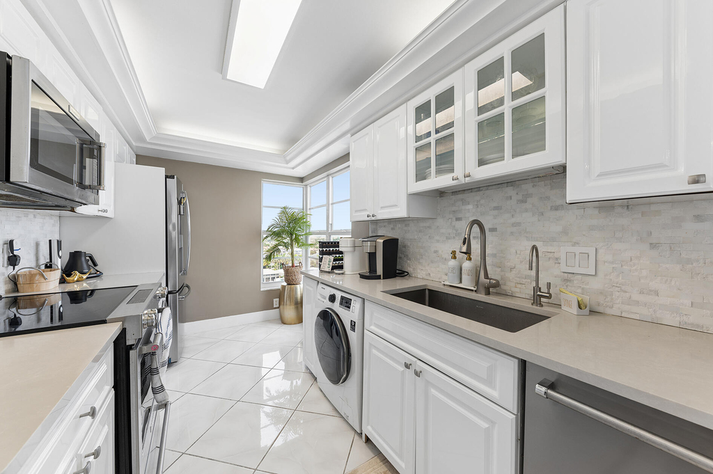 1021 Hillsboro Mile - Photo 3