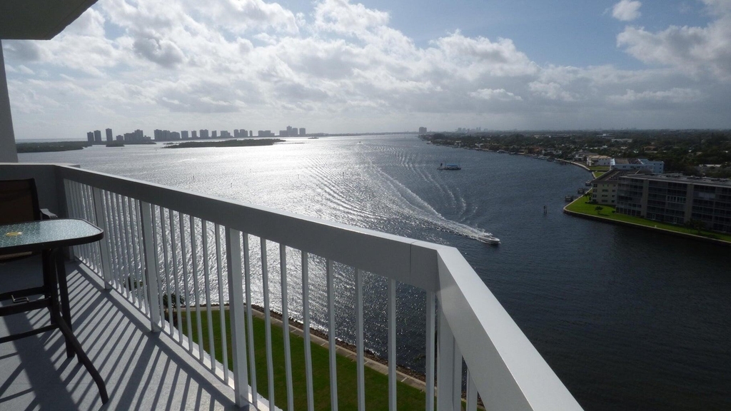 115 Lakeshore Drive - Photo 0