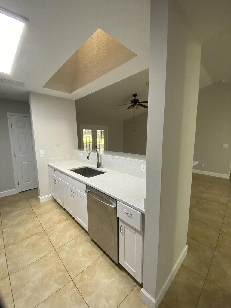 915 11th Terrace - Photo 4