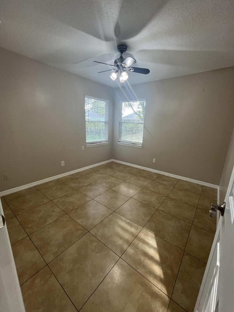 915 11th Terrace - Photo 16