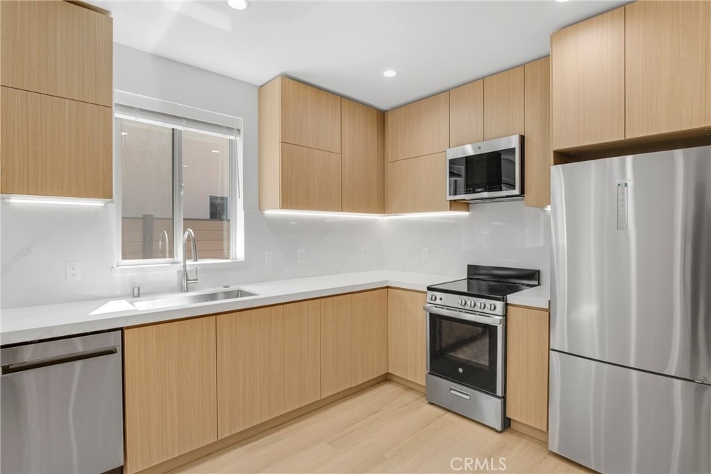 4851 1/2 Woodman Avenue - Photo 3