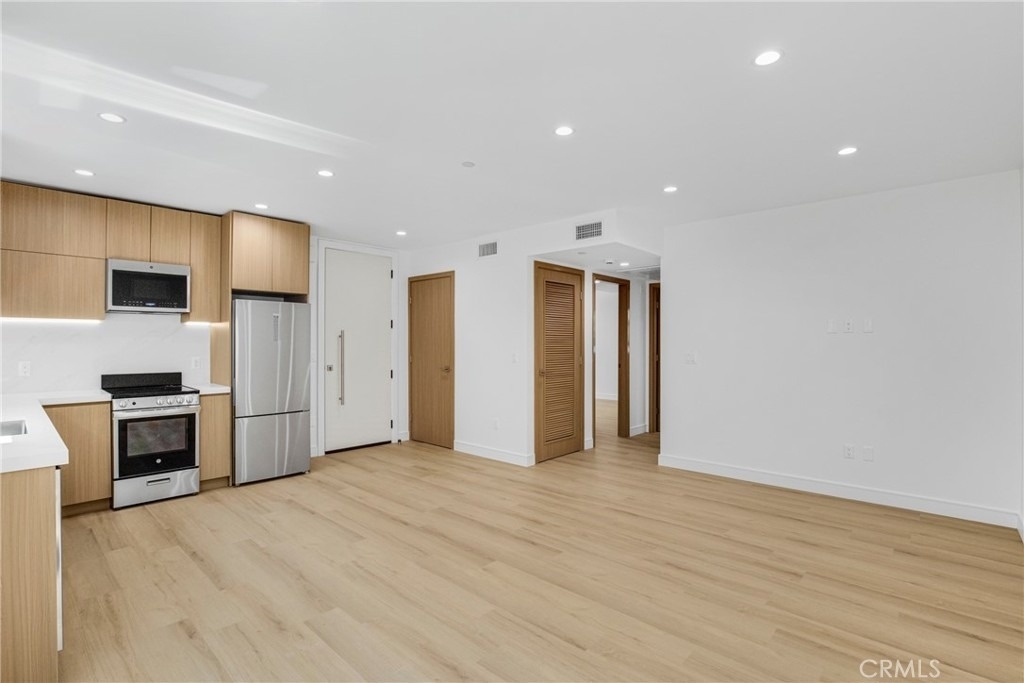 4851 1/2 Woodman Avenue - Photo 4