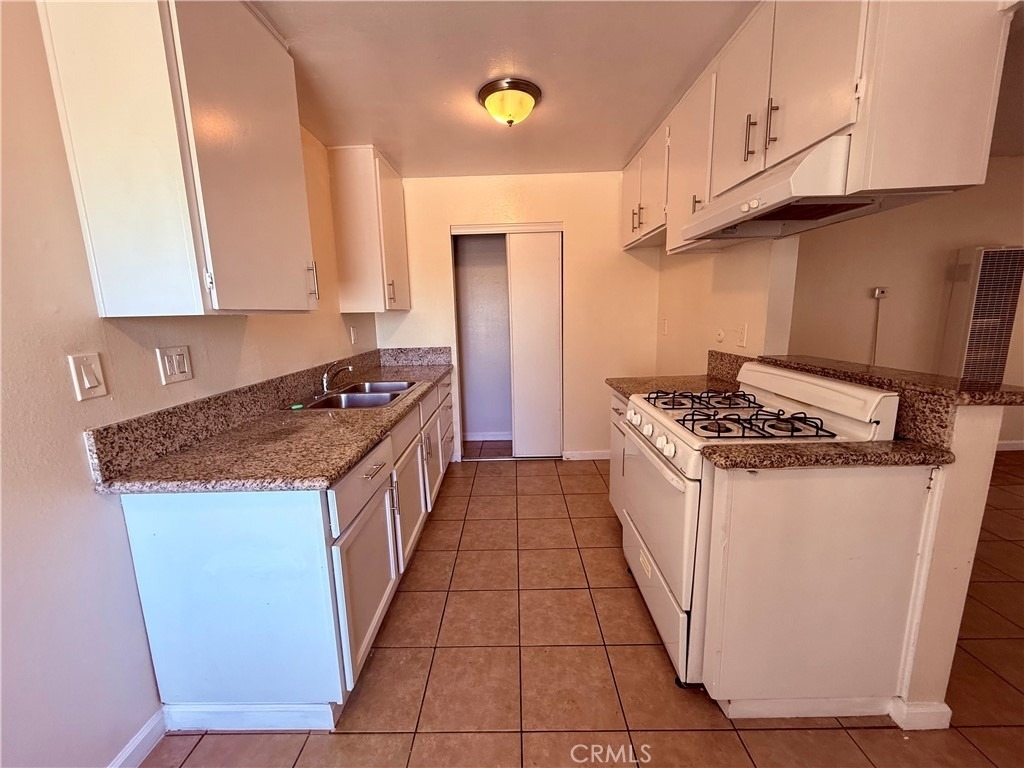 3300 W Orange Avenue - Photo 1
