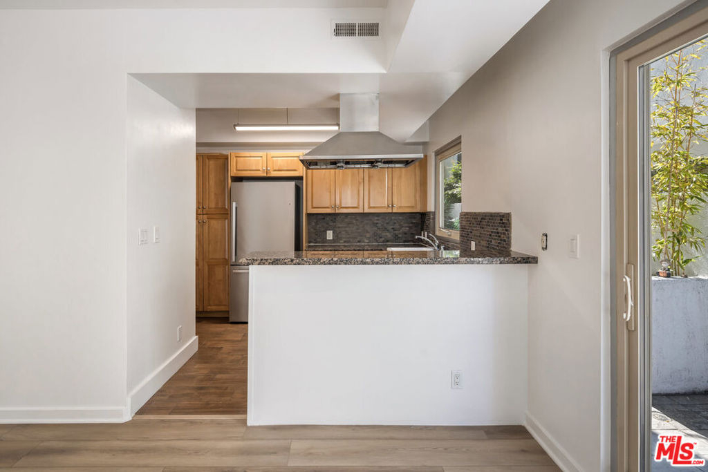 823 N Martel Avenue - Photo 5