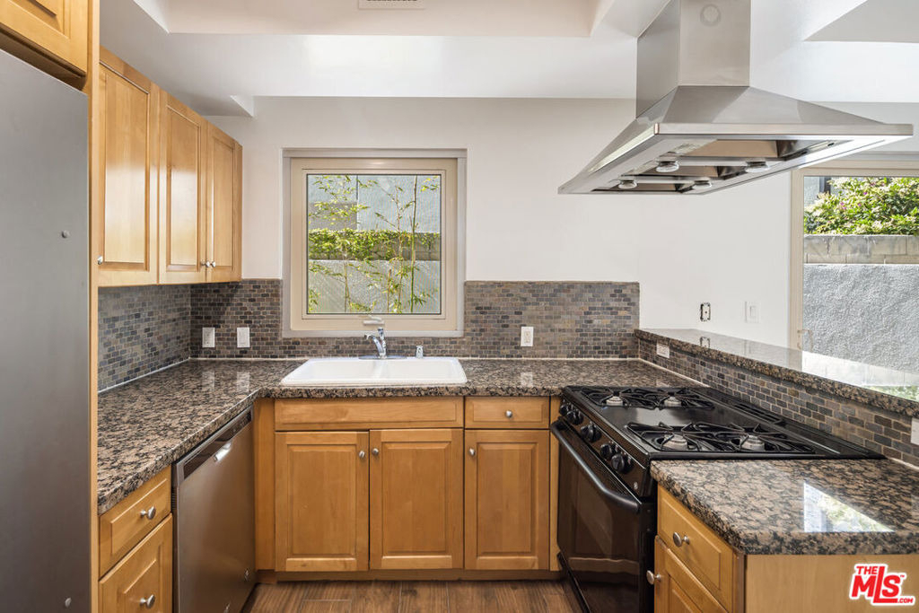 823 N Martel Avenue - Photo 6